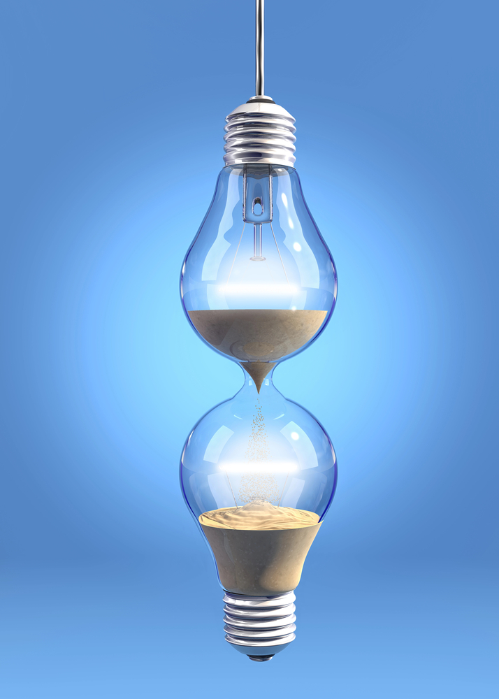 Clessidra composta da due lampadine che rappresentano la velocità dell'innovazione
